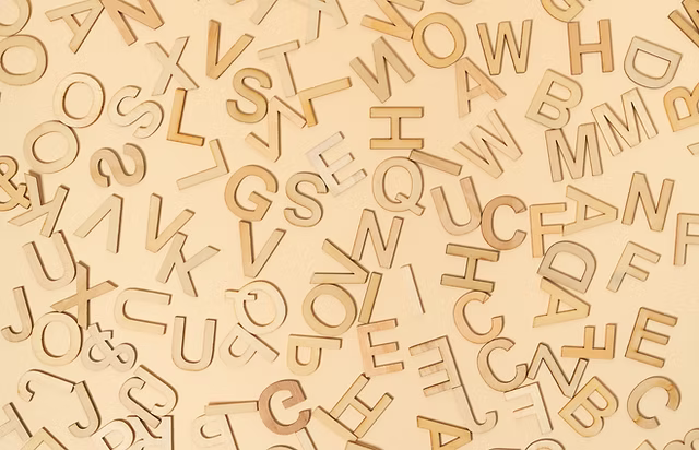 Alphabete aus Holz